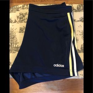 EUC Addidas shorts with pockets Size L